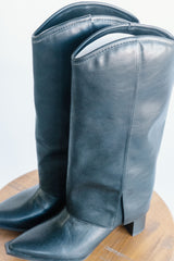 Walker Pointed Toe Pull On Boots