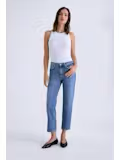 Aleks Crop Straight Leg Crop
